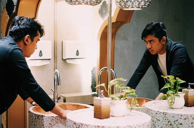 Penyanyi Pendatang Baru, Badi Akmal Rilis Single "I Can't Live Without You"
